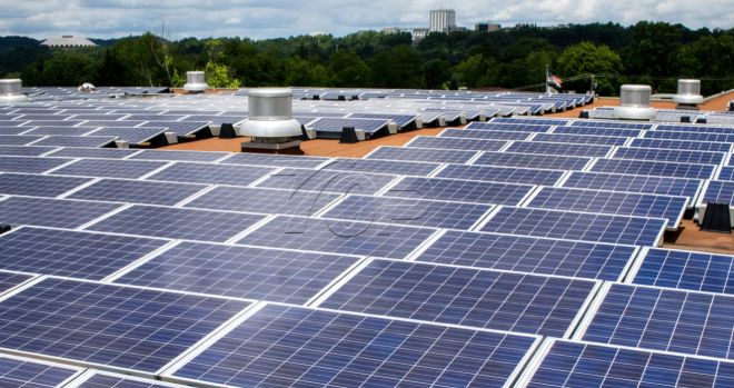 Wie installiert man Solaranlagen auf Flachdächern ohne Bohren?